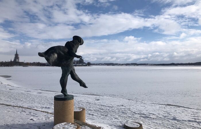 Eine Skulptur steht in einer schneebedeckten Landschaft.