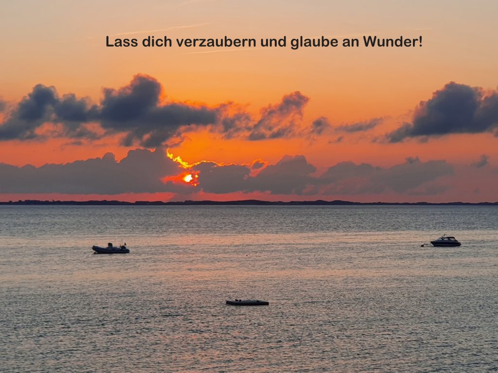 Bild von einem Sonnenuntergang am Meer. Im orangenen Himmel steht der Satz Lass dich verzaubern und glaube an Wunder